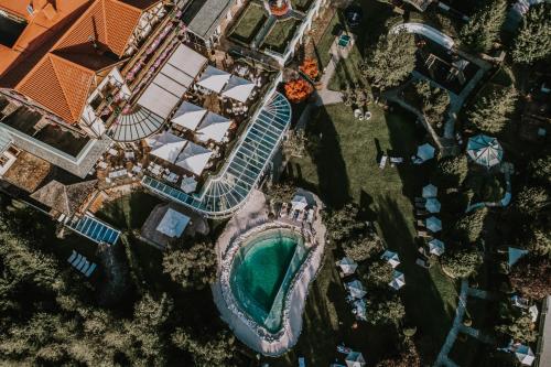 蓬高圣约翰欧博弗斯特霍夫酒店的享有度假村游泳池的顶部景致