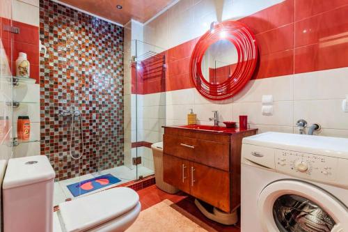 雅典Athens Strawberry Hideaway - City Chic Retreat的一间带洗衣机和洗衣机的浴室