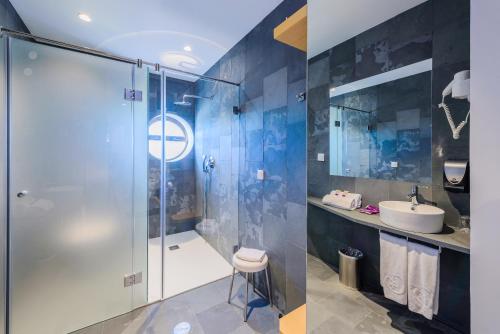 托雷洪-德阿尔多斯阿伊达酒店的带淋浴、卫生间和盥洗盆的浴室