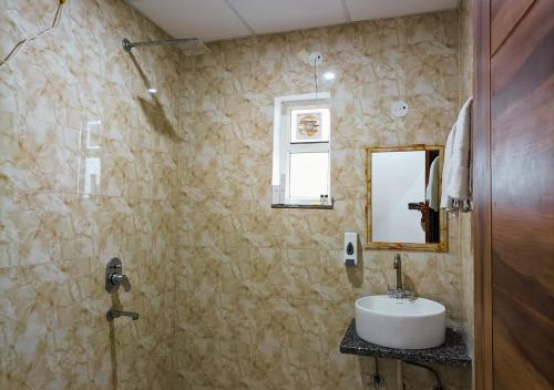 大诺伊达Blue Castle Inn的一间带水槽和镜子的浴室