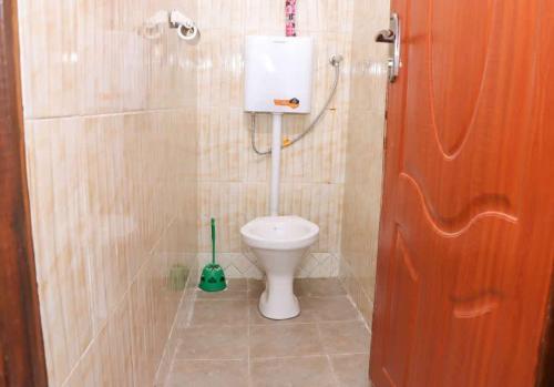 NyahururuLulu Stays 1 Bedroom的瓷砖客房内的卫生间