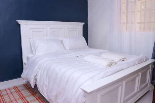 NyahururuLulu Stays 1 Bedroom的白色的床、白色床单和枕头