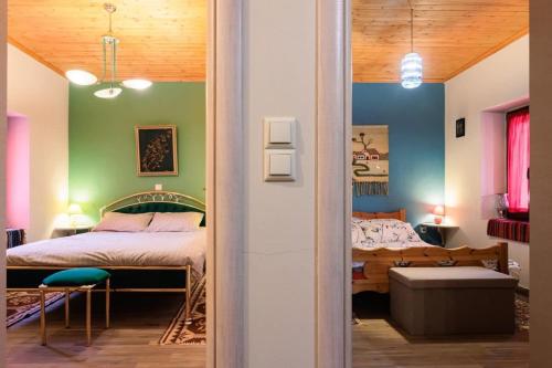 利韦迪昂Arcadia Getaway - Levidi Sani 11 Suite的一间卧室配有一张床,另一间卧室配有桌子