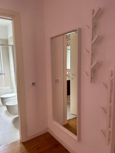 布蒂Casa Elogi的浴室墙上设有镜子