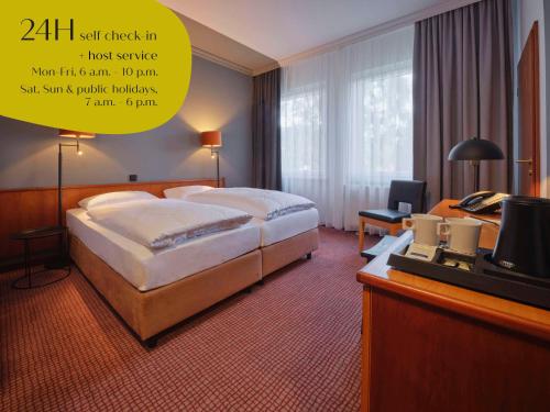 马格德堡马格德堡古典酒店的配有一张床和一张书桌的酒店客房