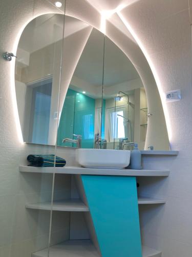 木洛希尼Villa Katarina Mali Lošinj的一间带水槽和镜子的浴室