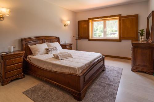 Casa Maria - Paraíso Rural的一间卧室设有一张大床和一个窗户。