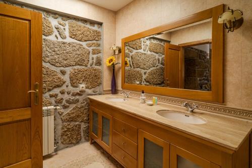 Casa Maria - Paraíso Rural的一间带水槽和镜子的浴室