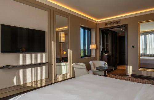 斯维伦格勒GoldenEye Hotel & Casino的酒店客房,配有床和电视