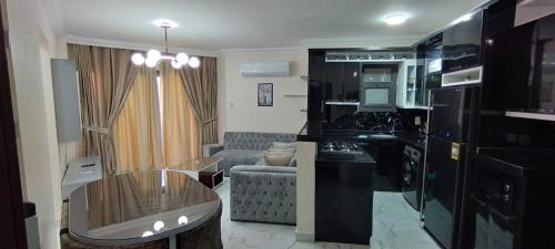 塞得港شاليهات فندقيه بورتوسعيد的客厅配有沙发和桌子。