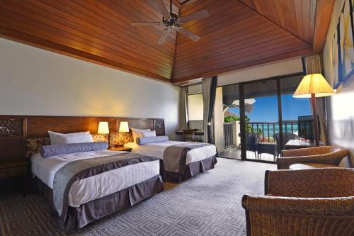 塞班Aqua Resort Club Saipan的酒店客房设有两张床和一个阳台。