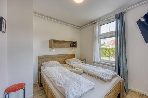 新梅斯托Apartments Jantar - Happy Rentals的带窗户的客房内的两张床