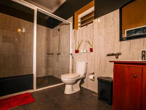 尼甘布尼甘布全景旅馆的一间带卫生间和淋浴的浴室