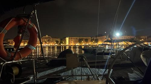 巴里Charming sailing boat - Le dimore di Ines的一群船在晚上停靠在港口