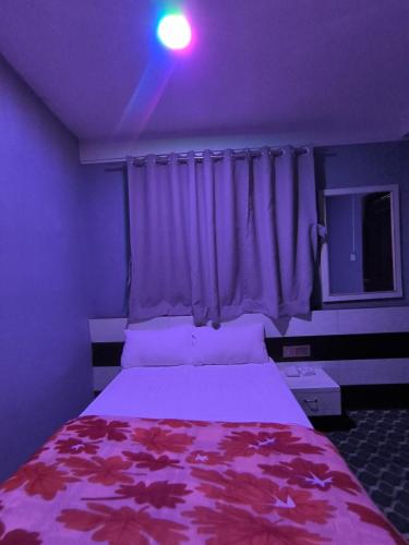TāplejungHOTEL CENTRE POINT RESTAURANT & Lodge的一间卧室配有一张紫色天花板的床
