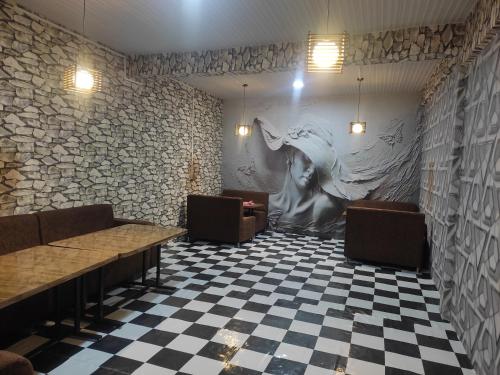 TāplejungHOTEL CENTRE POINT RESTAURANT & Lodge的墙上挂着女人壁画的餐厅