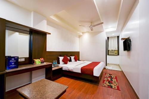 新德里Hotel Raj - Walk-In from New Delhi Railway Station的酒店客房,配有床和电视