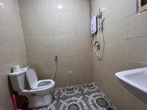 朱巴EASTERN PLAZA HOTEL的一间带卫生间的浴室和墙上的一部电话