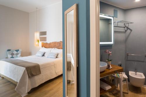 巴勒莫Bellaroto Suite & SPA的一间卧室配有一张床,浴室设有水槽