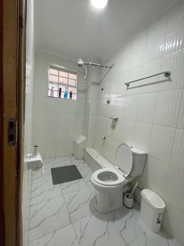 纳纽基Ankar Homes, California 2的白色的浴室设有卫生间和浴缸。