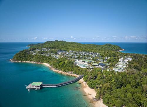停泊岛Perhentian Marriott Resort & Spa的岛上度假胜地的空中景观