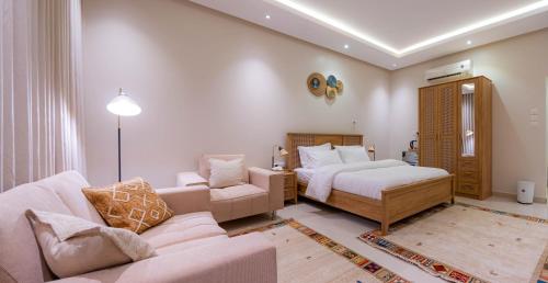 利雅德New Studio With Boho style *Centre of Riyadh*的一间卧室配有一张床、一张床和一张沙发