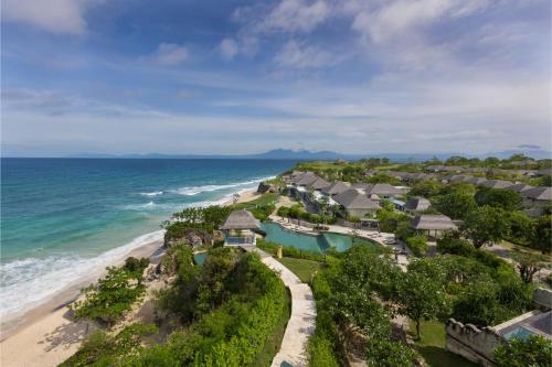 乌鲁瓦图Jumeirah Bali的海滩上的度假村的空中景致