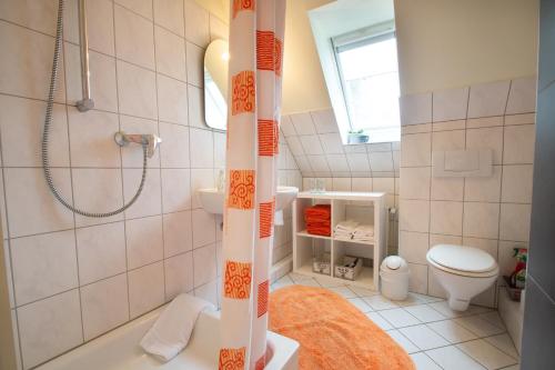 约克Ferienwohnungen auf dem Carlshof in Jork - Altes Land的带淋浴、卫生间和盥洗盆的浴室