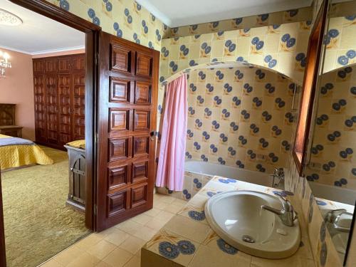旧阿尔贝加里亚Cozy Guest House Albergaria的一间带水槽的浴室和一间卧室