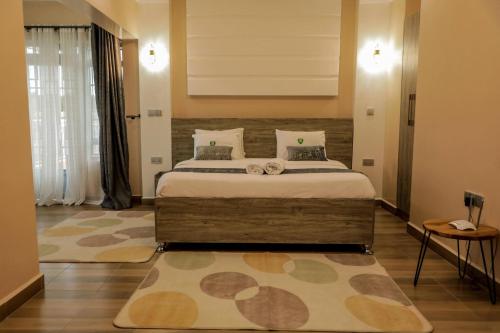 奈瓦沙Meirah Gardens Naivasha的一间卧室配有一张大床和地毯。