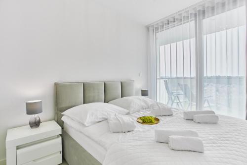 米兹多洛杰Wave Private Apartment 6th Floor的白色的卧室设有一张大床和一个窗户