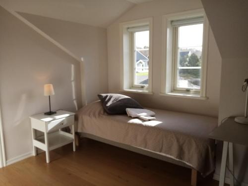 哥德堡Gula huset的一间卧室设有一张床和两个窗户。