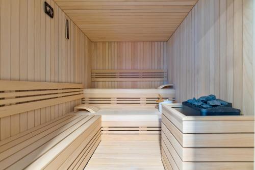 兹拉蒂博尔Golden Panorama Spa & Wellness的铺有木地板并设有木质墙壁的桑拿浴室