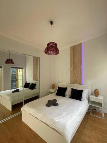 悉尼3 Bedroom House Ideal for Family - Ultimo的一间白色卧室,配有两张床和镜子