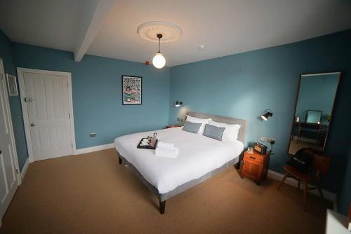布里斯托The Alma Taverns Boutique Suites - Room 1 - Hopewell的卧室配有白色大床和蓝色的墙壁