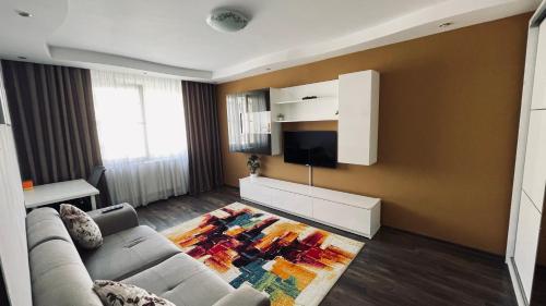 布加勒斯特ABarbici Apartments的带沙发和平面电视的客厅