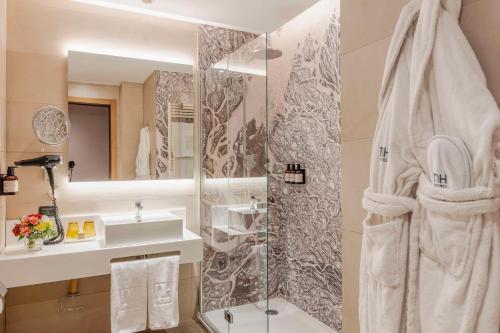 卡塔尼亚卡塔尼亚中心NH酒店的带淋浴、盥洗盆和镜子的浴室