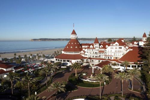 圣地亚哥德尔科罗纳多希尔顿Curio精选酒店的享有海滩和度假村的景色