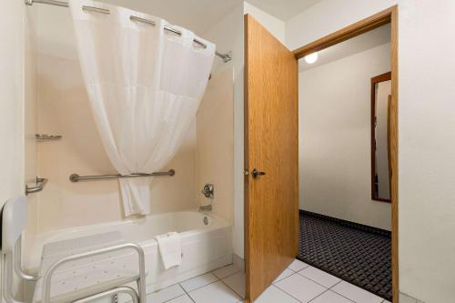 夏延Quality Inn Cheyenne I-25 South的带浴缸和卫生间的浴室。