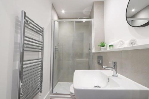 布里斯托Alliance House - Hopewell的带淋浴和盥洗盆的白色浴室