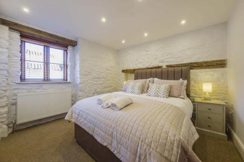 布里斯托The Cottage- Hopewell的一间卧室设有一张大床和一个窗户。