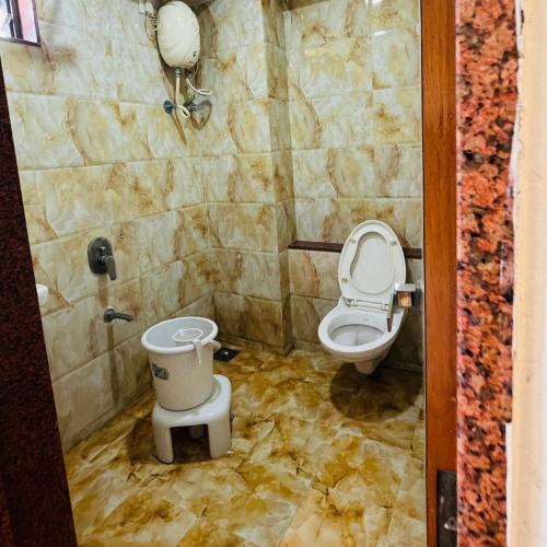 艾哈迈达巴德Hotel Sigma的一间带卫生间和水槽的浴室