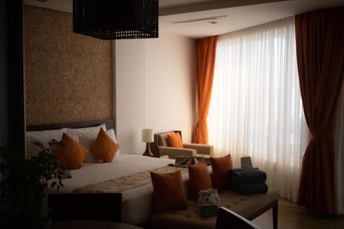美奈克里夫公寓的酒店客房设有床和窗户。
