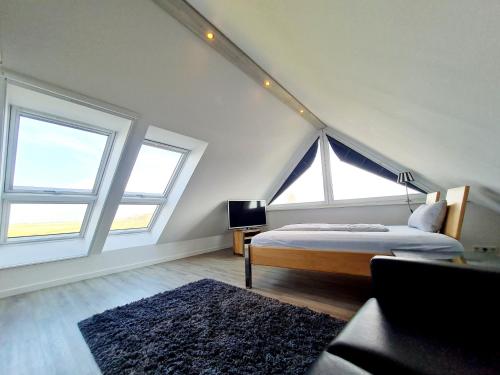 圣彼得奥尔丁Sandbank的一间卧室设有一张床和两个大窗户