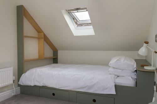 新盖洛韦Skerrow的一间卧室配有一张带天窗的床