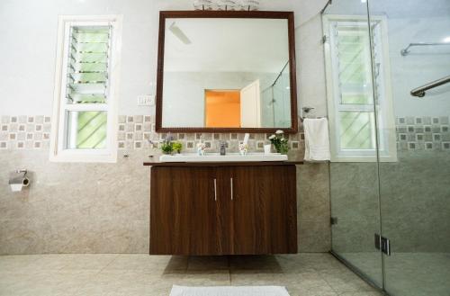 钦奈The White House Opp Park Hyatt的一间带水槽和镜子的浴室