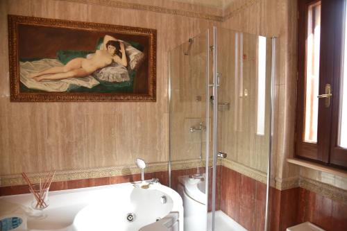 法萨诺Masseria Fragnale的浴室在床上画着一位女人的画