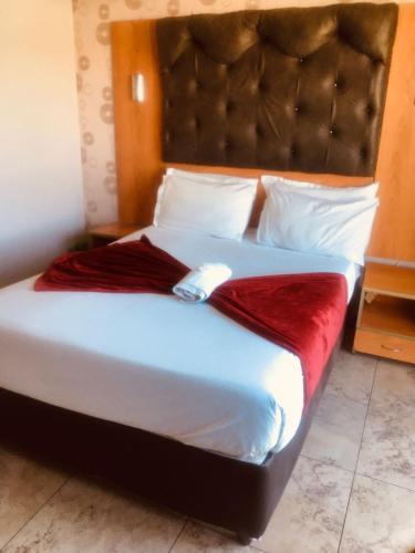 开普敦Andrienne Lodge Cape Town的一间卧室配有一张大床和大床头板