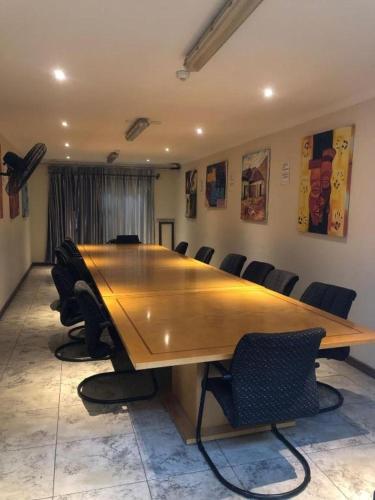 开普敦Andrienne Lodge Cape Town的一间会议室,配有长木桌子和椅子