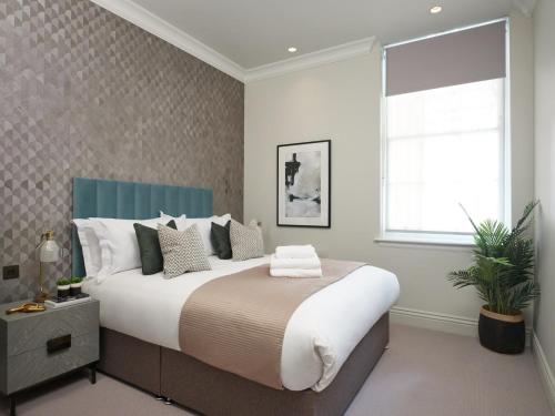 伦敦Large 3 Bedroom Covent Garden Apartment的一间卧室设有一张大床和一个窗户。